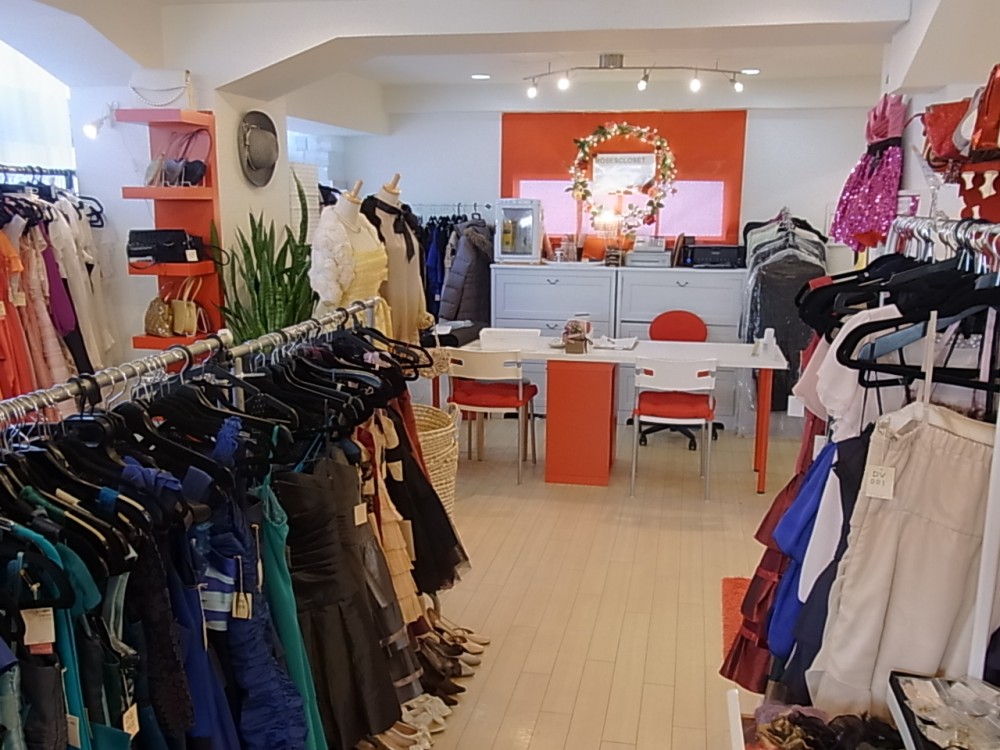 ブラックフォーマルは、明るい店内を暗い雰囲気にしないように(笑)、カウンターデスクの奥にズラリと並べています。70着ほど。 ブラックフォーマルは、明るい店内を暗い雰囲気にしないように(笑)、カウンターデスクの奥にズラリと並べています。70着ほど。