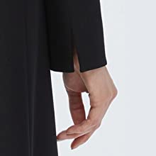 ジャケットのそで口にはスリットが入っており、長い方は折り返して着て頂けます。また、着回しされるときには手首を少し出すことでぐっと軽い印象になります。 ジャケットのそで口にはスリットが入っており、長い方は折り返して着て頂けます。また、着回しされるときには手首を少し出すことでぐっと軽い印象になります。