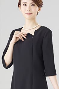 ワンピースは左前ファスナー開きですので着脱がしやすく楽に着られる仕様になっています。 ワンピースは左前ファスナー開きですので着脱がしやすく楽に着られる仕様になっています。
