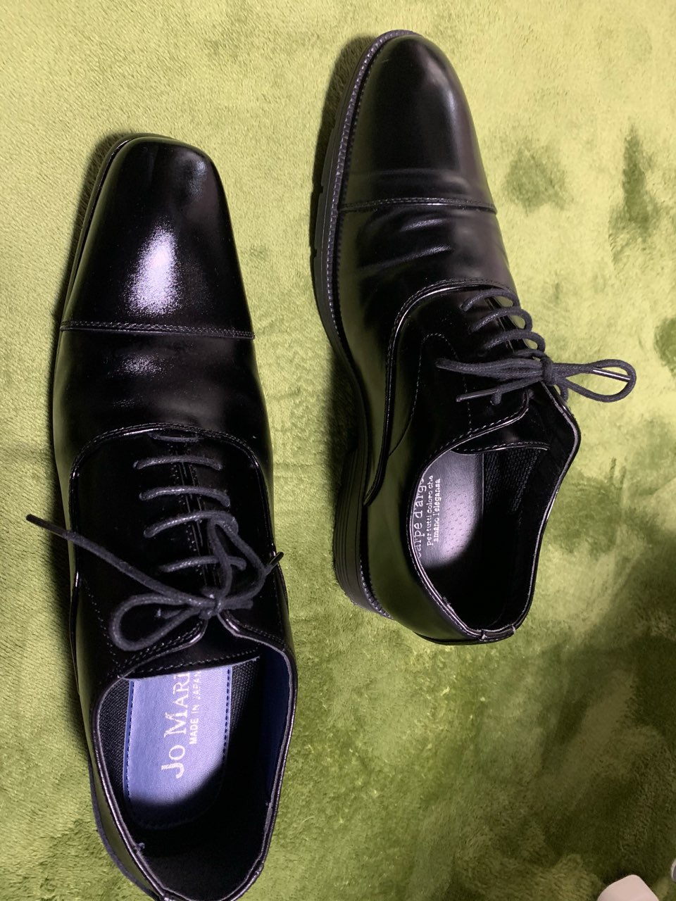 左が結婚式向き、右がご葬儀向きです。結婚式に右の先が丸いシューズを履くのはまったく構いませんが、ご葬儀に左の先の細いシューズを履くのは控えた方がよいでしょう。 左が結婚式向き、右がご葬儀向きです。結婚式に右の先が丸いシューズを履くのはまったく構いませんが、ご葬儀に左の先の細いシューズを履くのは控えた方がよいでしょう。